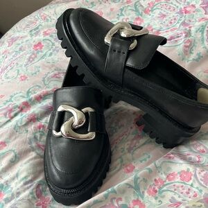 AEROSOLES Black Leather Loafers with Silver Chain Buckle Detail 5.5 M